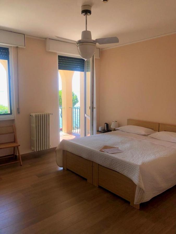 Doppel-/Zweibettzimmer mit Balkon und Seeblick